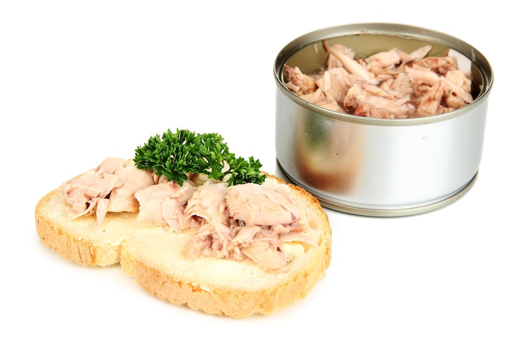 Foto abrir a lata e um saboroso sanduíche com atum isolado em branco