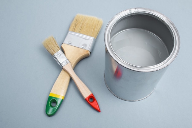 Abrir latas de pintura esmaltada en muestras de paleta gris.