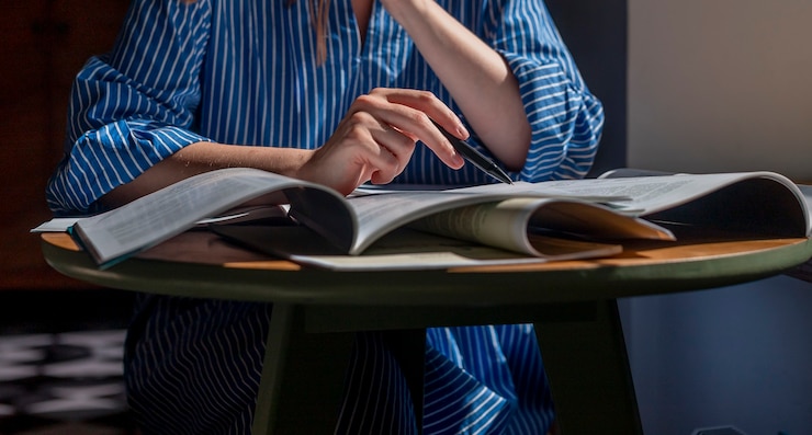 Foto abrir libros libros de texto de cerca la educación concepto mujeres mano con lápiz tomando notas leyendo preparándose para ...