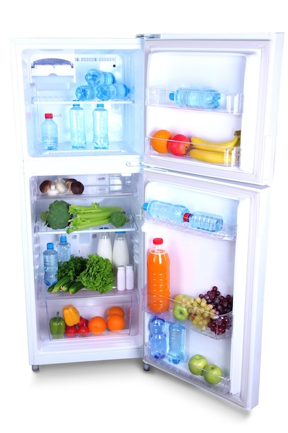 Abrir el refrigerador con comida vegetariana