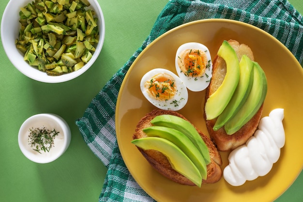 Abrir sándwiches con aguacate, huevos y salsa