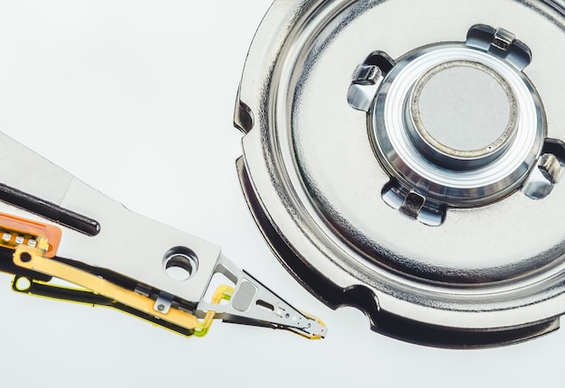 Abrir la tapa del disco duro, los discos duros es el almacenamiento de información digital en la computadora.