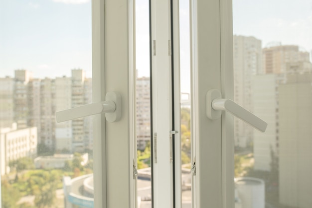 Foto abrir ventana blanca de plástico en un piso