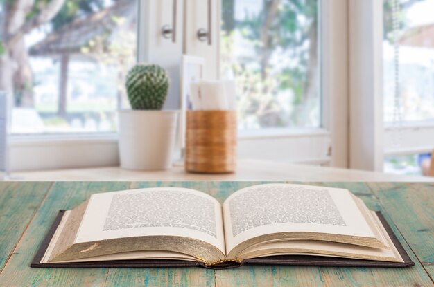 Abrir el viejo libro en la mesa de madera