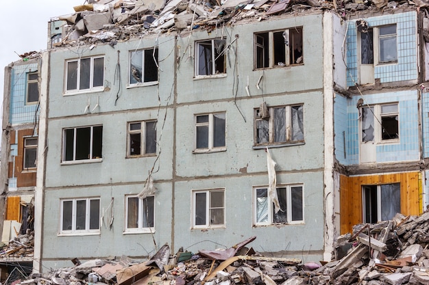 Abriss von Gebäuden im städtischen Umfeld. Haus in Schutt und Asche.