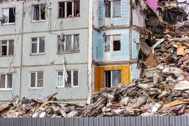 Abriss von Gebäuden in städtischen Umgebungen Häuser in Trümmern