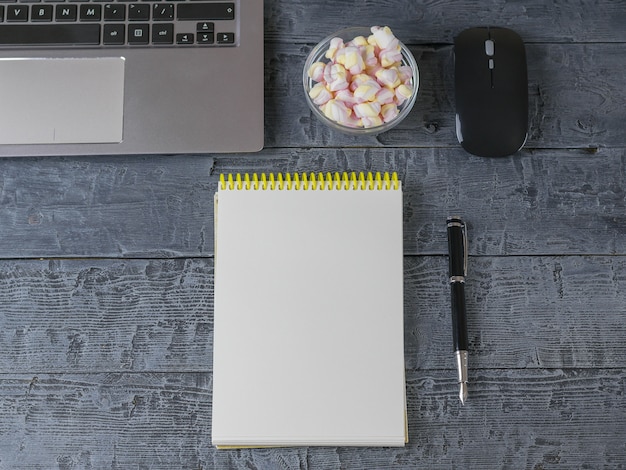 Abriu o notebook, laptop, caneta-tinteiro, mouse e marshmallow em uma mesa