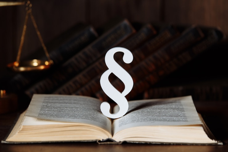 Foto absatzschild und buch in einem gerichtssaal