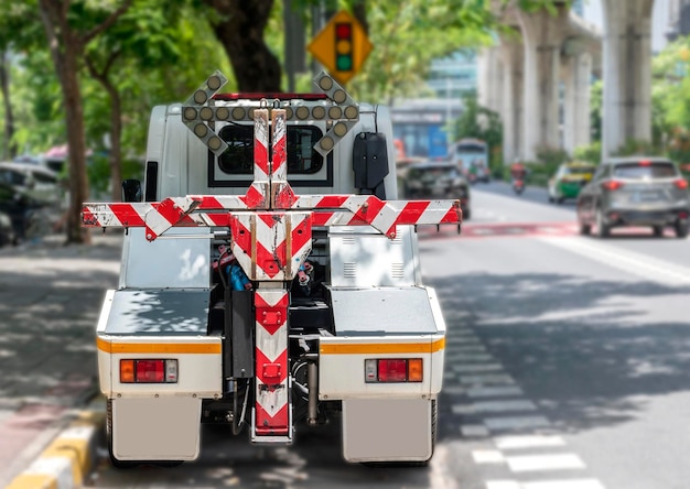 Abschleppwagen auf Seitenstraße geparkt