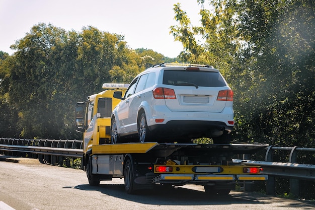 Abschleppwagen mit einem Auto auf der Straße