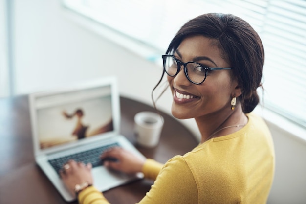 Abschluss meines Blogbeitrags Aufnahme einer attraktiven jungen Frau, die allein zu Hause sitzt und ihren Laptop benutzt