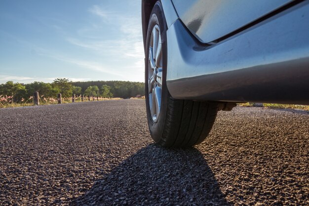 Abschluss oben der Autoräder auf Asphaltstraße