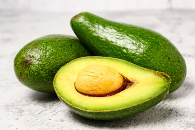 Abschluss oben der Avocado auf Zementtabelle