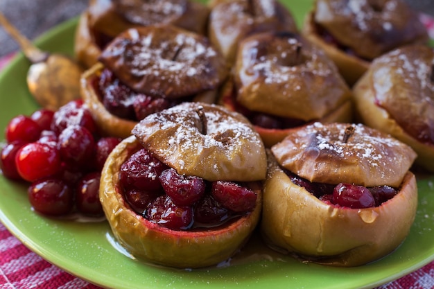 Abschluss oben der Bratäpfel mit Moosbeeren