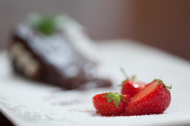 Abschluss oben der Erdbeeren mit Schokoladenkuchen