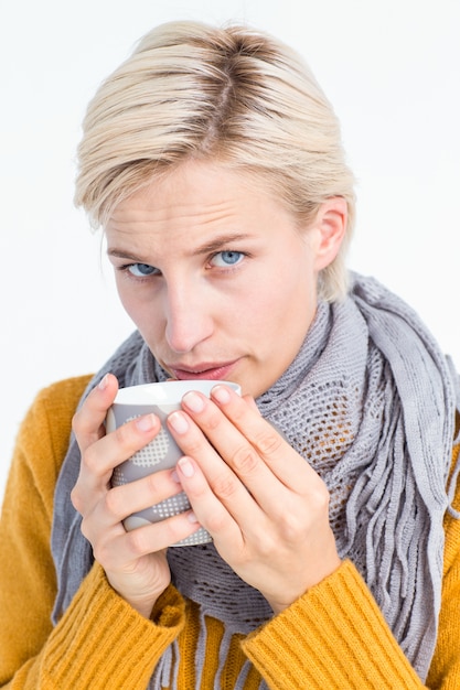 Foto abschluss oben der frau, die von einer schale trinkt