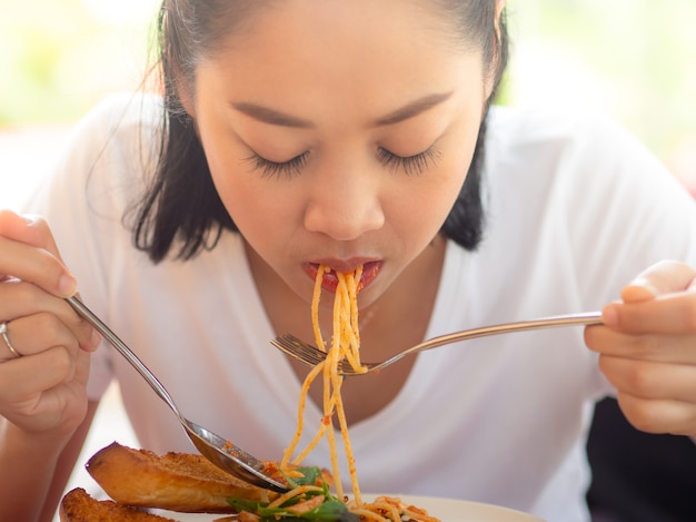 Abschluss oben der Frau isst Spaghettis.