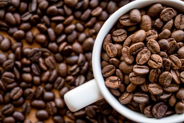 Abschluss oben der weißen Kaffeetasse