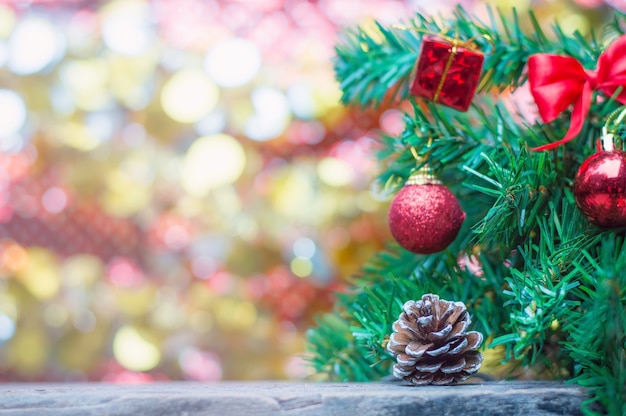 Abschluss oben des pinecone auf Holztisch für Weihnachts- oder des neuen Jahresdekorationshintergrundes