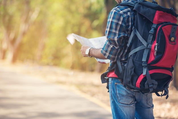 Abschluss oben eines jungen Mann-Reisenden mit Rucksack