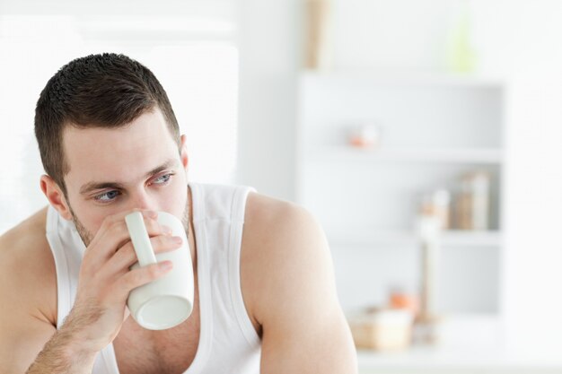 Abschluss oben eines jungen Mannes, der Kaffee trinkt