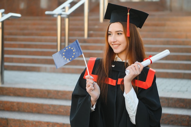 Abschluss-Student, der mit Diplom steht