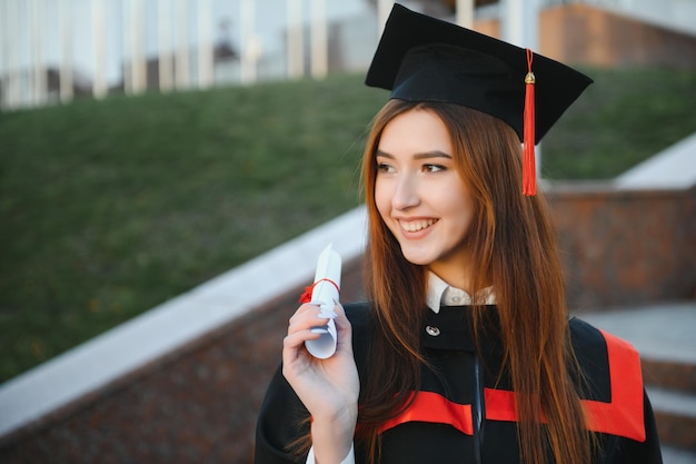 Abschluss-Student, der mit Diplom steht