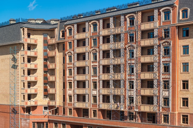 Abschlussarbeiten an der Fassade eines neuen Wohngebäudes