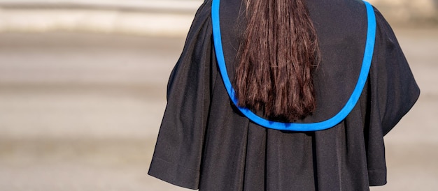 Abschlussfeier von Studenten mit Mortarboard bei der Abschlussfeier von hinten