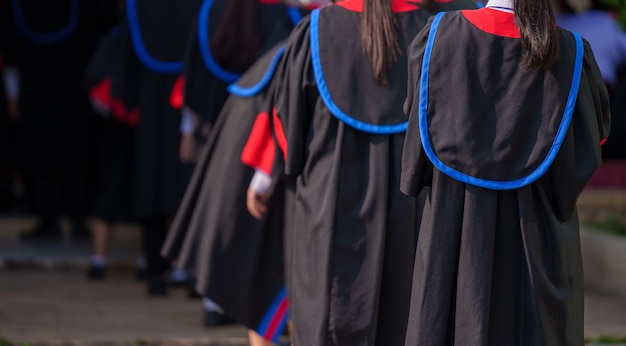 Abschlussfeier von Studenten mit Mortarboard bei der Abschlussfeier von hinten