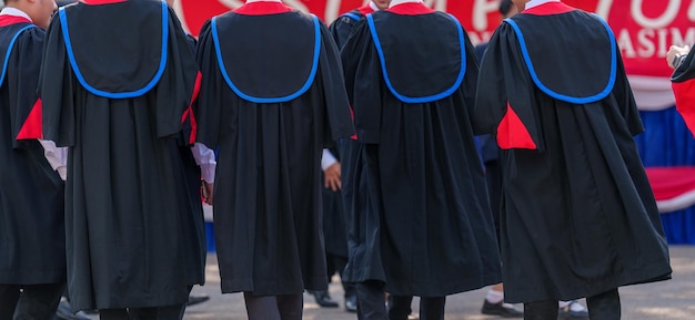 Abschlussfeier von Studenten mit Mortarboard bei der Abschlussfeier von hinten