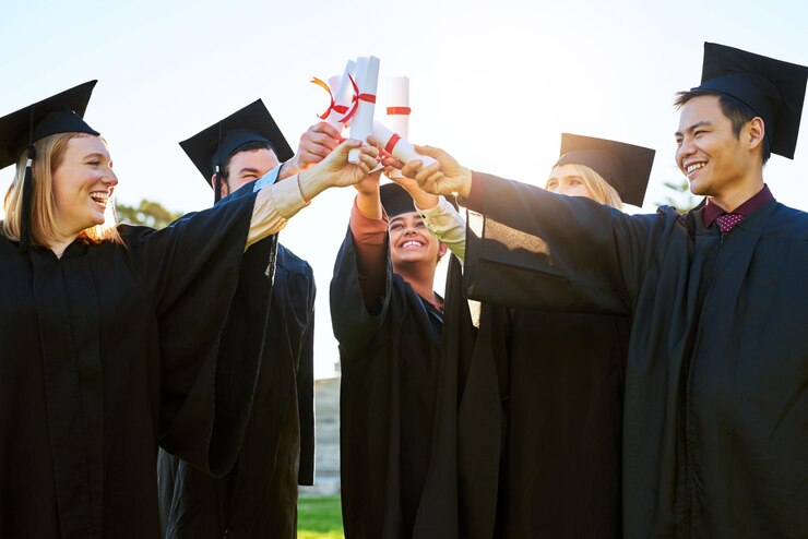 Foto abschlusszertifikat und toast mit studentenfreunden im freien auf dem campus zur feier oder zeremonie auf bildung und erfolg mit glücklichen absolventen an der hochschule oder universität für einen meilenstein