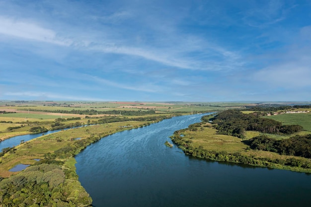 Abschnitt des Kanals der Wasserstraße Tieteparana auf der Drohnenansicht des Flusses Tiete
