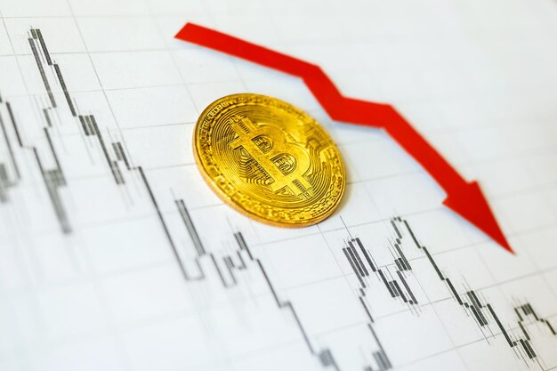 Abschreibung von virtuellem Geld bitcoin Roter Pfeil und goldenes Bitcoin auf dem Papier Forex-Chart-Index-Rating gehen auf den Hintergrund des Devisenmarktes zurück Konzept der Abschreibung von Kryptowährung