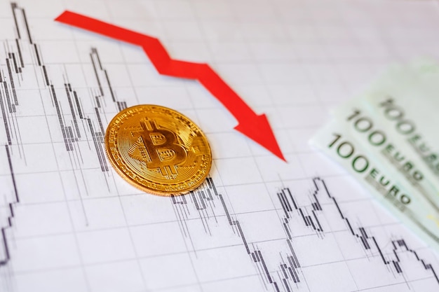 Abschreibung von virtuellem Geld bitcoin Wechselkursabschreibung Roter Pfeil und goldene Bitcoin-Leiter auf Papier-Forex-Chart-Hintergrund Konzept der Abschreibung von Kryptowährung