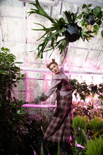 Absolutamente grátis. linda mulher sonhadora sentindo liberdade em pé entre flores