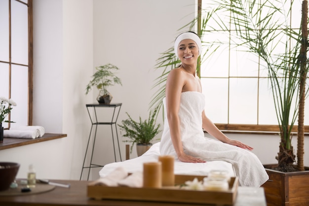 Absolutes Glück. Fröhliche entzückte Frau, die glücklich fühlt, während sie im Spa-Salon entspannt