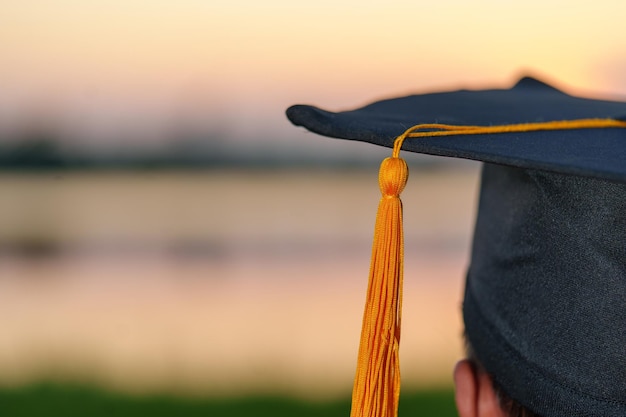 Absolventen tragen einen schwarzen schwarzen Hut auf Universitätsniveaux9