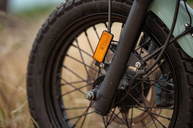 Foto absorvente de choque preto em motocicleta