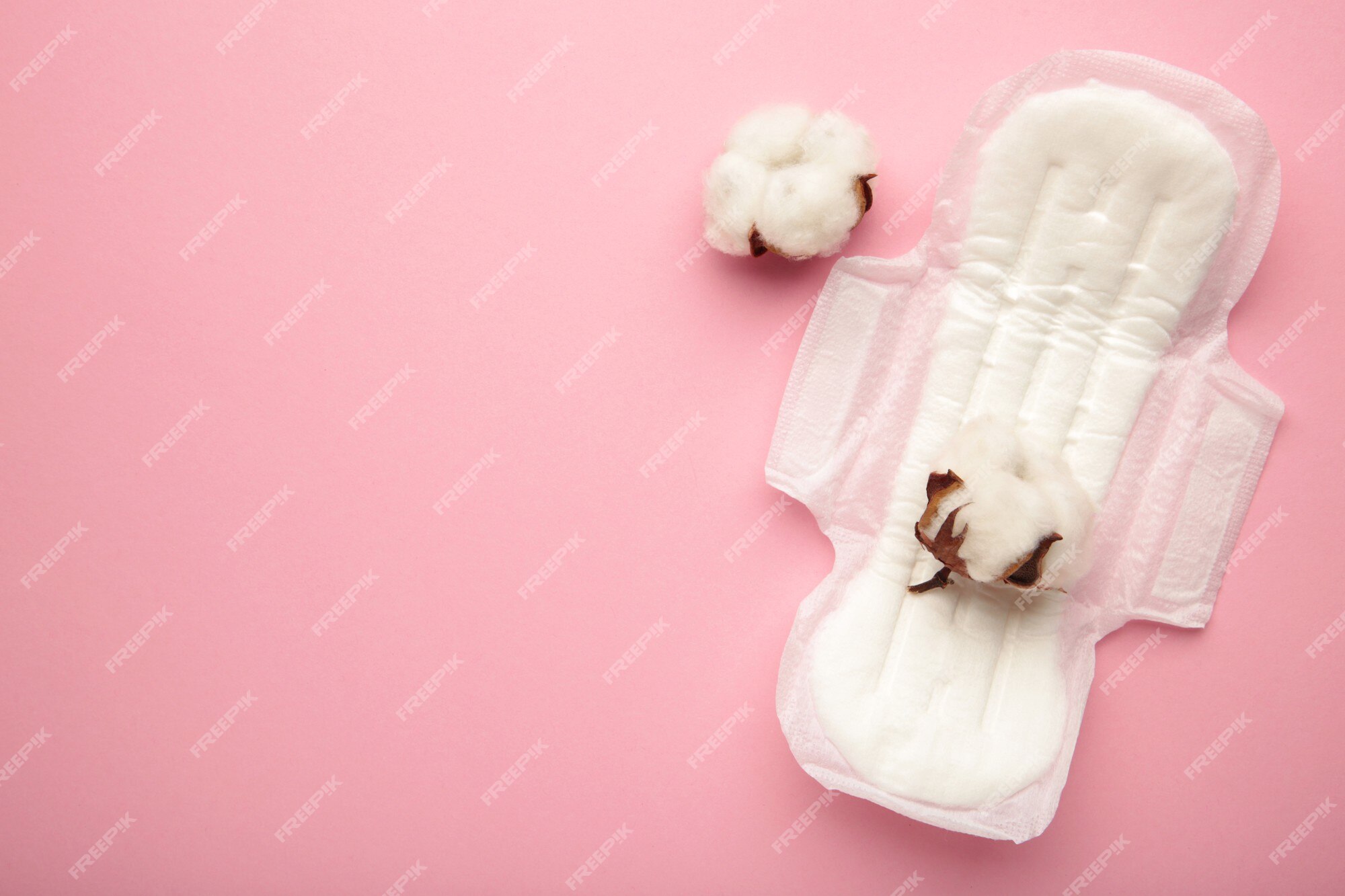 Foto de Menstruação Mulher Branca Deitada No Fundo Rosa Forro Feminino Com  Pena Vermelha Os Dias Críticos Das Mulheres e mais fotos de stock de  Algodão - Material Têxtil - iStock