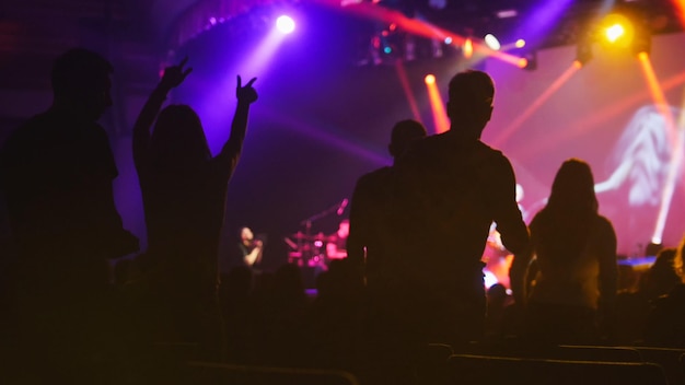 Absract desfocou a silhueta da multidão de pessoas dançando no show