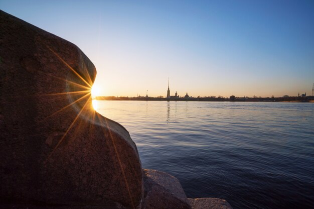 Abstieg zu den Neva-Granitstufen, Blick auf die Peter-Paul-Festung, St. Petersburg.