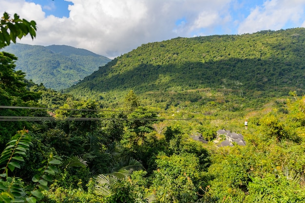 Abstieg zur Zipline durch Berge, tropische Wälder im Yanoda Park, Stadt Sanya. Kulturtourismuszone des Regenwaldes Yanoda, Insel Hainan, Yalong Bay Tropical Paradise Forest Park. China.