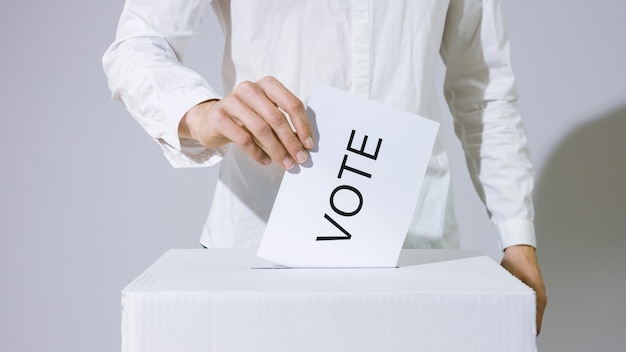 Abstimmung in die Wahlurne