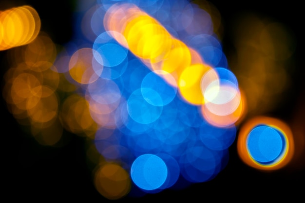 Foto abstração desfocada de fundo de lanternas coloridas e decorações. textura bokeh de luzes coloridas de rua
