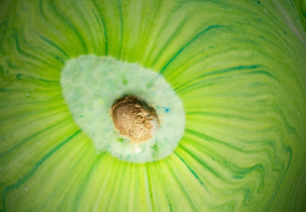 Abstracción colorida de una bomba de baño disuelta