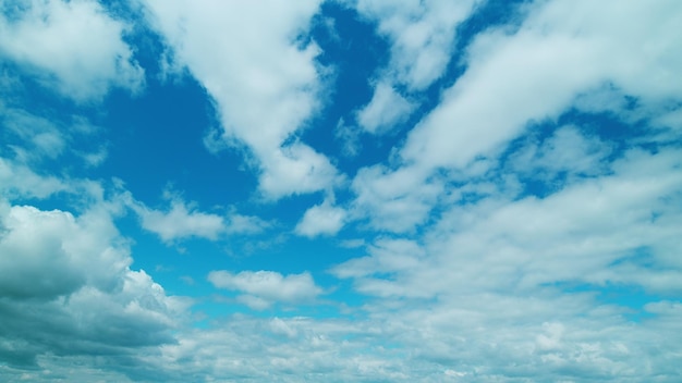 Foto abstract cumulus nuvens belas nuvens se movem em um dia de verão quente para eco ou clima climático