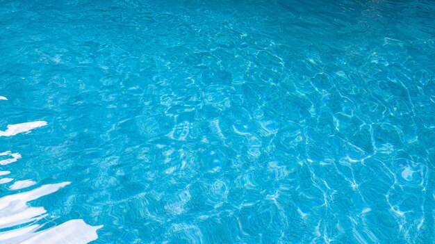 Foto abstracto agua de la piscina flujo de la piscina con olas superficie de fondo de la piscina azul