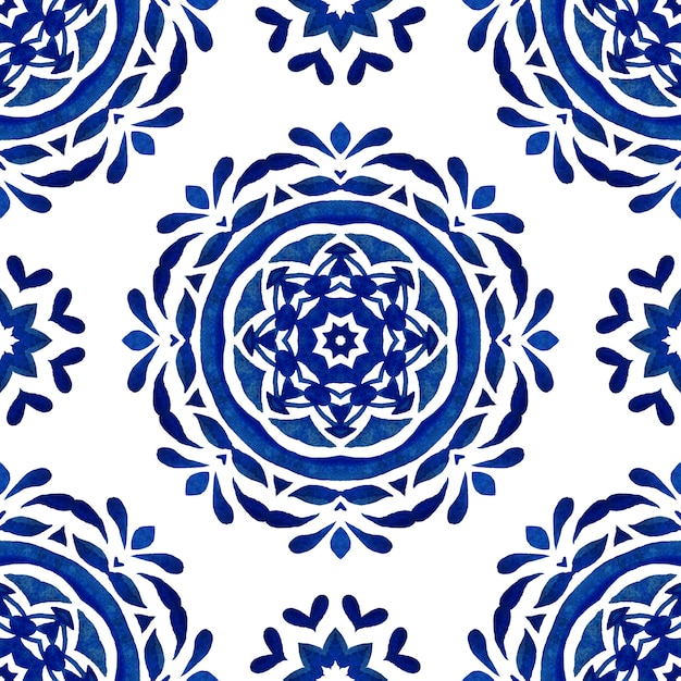 Abstracto azul y blanco dibujado a mano mandala copo de nieve azulejo sin fisuras patrón de pintura de acuarela ornamental. Textura de lujo elegante para tela de invitación y papeles pintados.