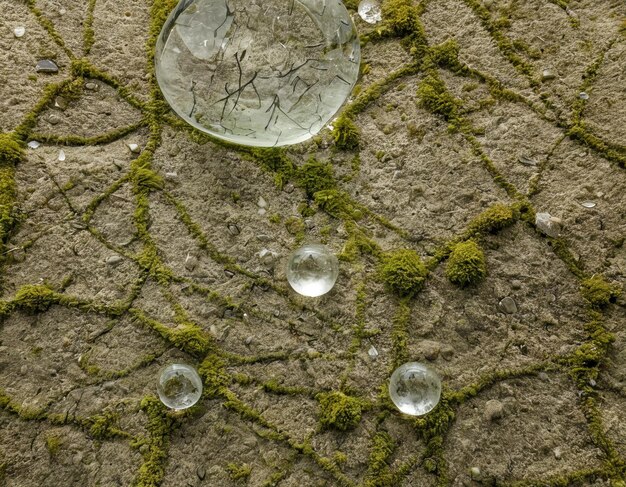 Abstracto bolas de vidrio de vidrio en el suelo fragmentos multicolores rotos